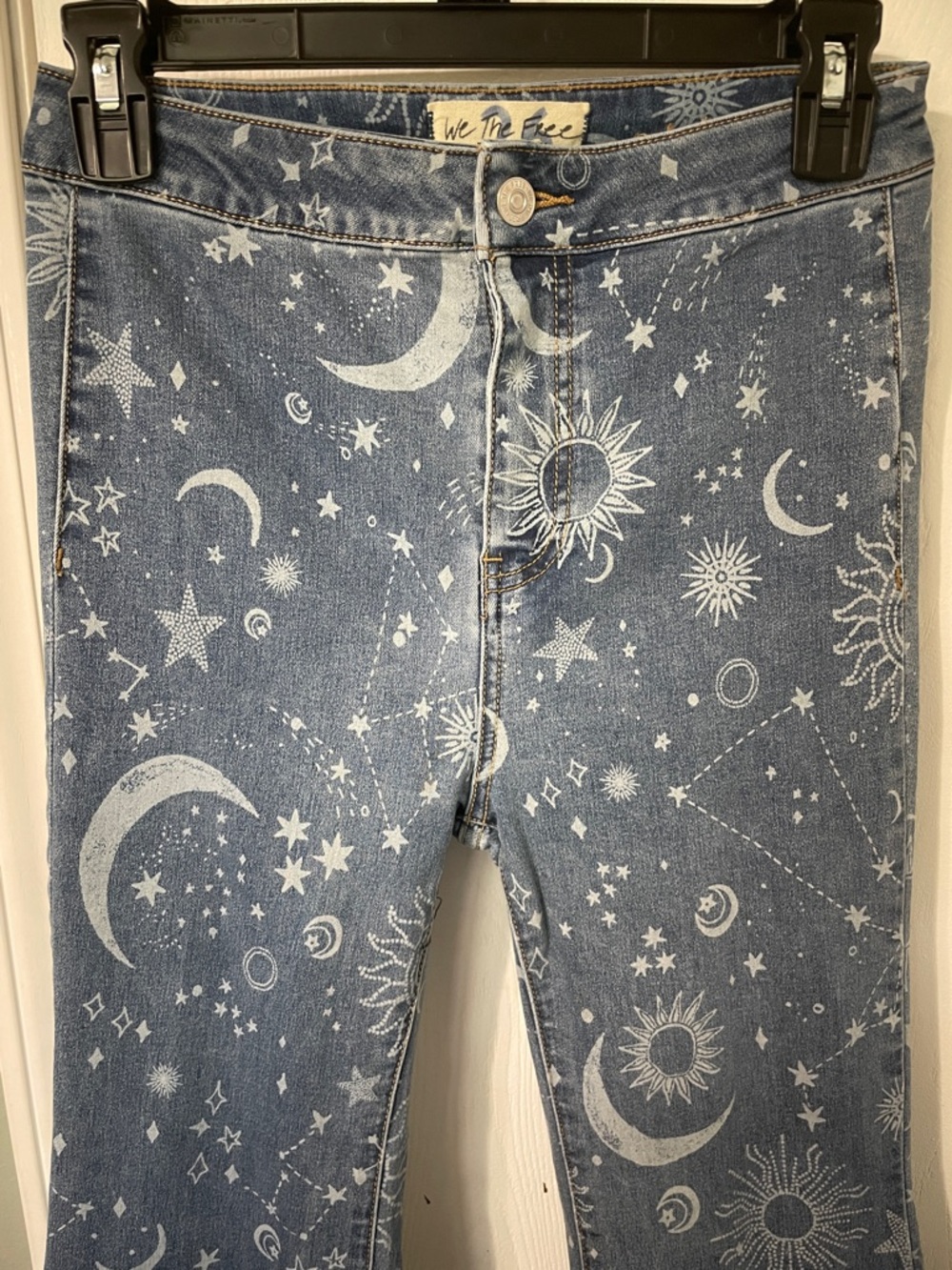 Free People Just Float On Flare Jeans Like New Size 26 Celestial Moon Stars - Picture 9 of 12